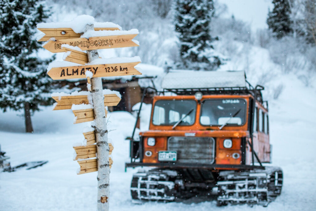Ratrak w górach Ałtaju, Kazachstan – obóz freeride z ratraka (catski)